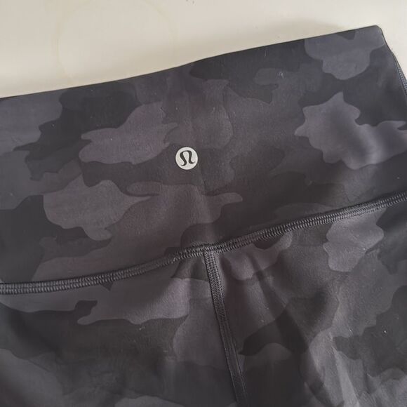 Lululemon heritage camo super high rise align short EUC - Picture 3 of 4